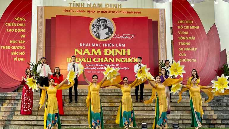Một tiết mục văn nghệ chào mừng tại Lễ khai mạc Triển lãm "Nam Định in dấu chân Người". Một tiết mục văn nghệ chào mừng tại Lễ khai mạc Triển lãm "Nam Định in dấu chân Người".