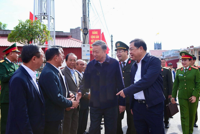 Đại tướng Tô Lâm chung vui với người dân trong Ngày hội Đại đoàn kết toàn dân tộc ở thôn Đông Dương, xã Xuân Hòa, huyện Xuân Trường (Nam Định).