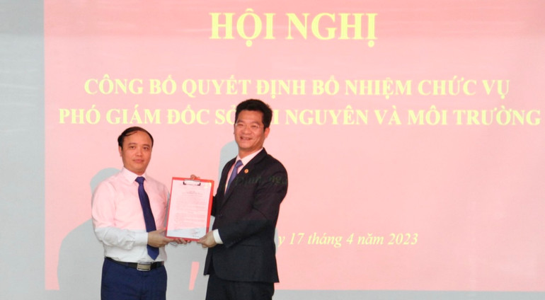 Đồng chí Trần Anh Dũng, Phó Chủ tịch Thường trực Ủy ban nhân dân tỉnh Nam Định trao Quyết định bổ nhiệm đồng chí Đỗ Quang Trung giữ chức vụ Phó Giám đốc Sở Tài nguyên và Môi trường.