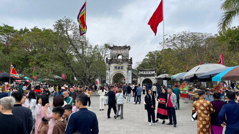 Đền Trần là nơi thờ các vua Trần cùng các quan lại có công phù tá nhà Trần, được xây dựng từ năm 1695, gồm 3 công trình kiến trúc chính là đền Thiên Trường, đền Cố Trạch và đền Trùng Hoa.