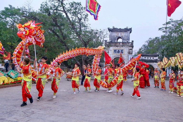 Đội múa rồng dẫn đầu đoàn rước kiệu hàng trăm người, với đầy đủ cờ, nghi trượng, dàn bát âm...