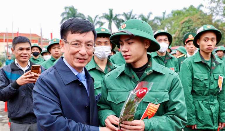 Chủ tịch Ủy ban nhân dân tỉnh Nam Định Phạm Đình Nghị động viên tân binh tại Ngày hội giao, nhận quân huyện Nam Trực.