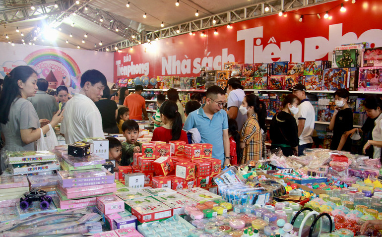 Đông đảo người dân Nam Định đã đến tham quan, mua sách trong tối khai mạc Ngày sách và văn hóa đọc năm nay.