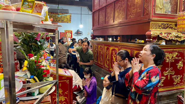 Đông đảo du khách về dự hội, đi lễ tại Phủ chính Tiên Hương, thuộc Quần thể Di tích lịch sử-văn hóa Phủ Dầy. Đông đảo du khách về dự hội, đi lễ tại Phủ chính Tiên Hương, thuộc Quần thể Di tích lịch sử-văn hóa Phủ Dầy.