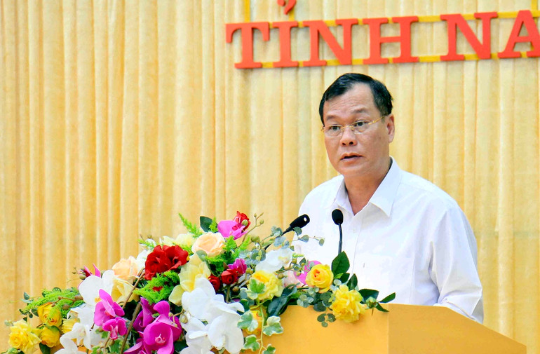 Đồng chí Lê Quốc Chỉnh, Phó Bí thư Thường trực Tỉnh ủy Nam Định trình bày báo cáo tóm tắt kết quả thực hiện Nghị quyết Đại hội Đảng bộ tỉnh sau nửa nhiệm kỳ.