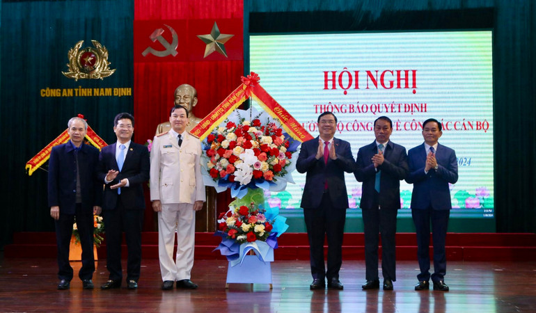 Lãnh đạo tỉnh Nam Định tặng hoa chúc mừng Đại tá Trần Minh Tiến nhận nhiệm vụ mới.