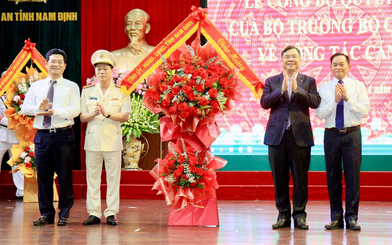 Lãnh đạo tỉnh Nam Định chúc mừng Đại tá Nguyễn Hữu Mạnh, khẳng định sẽ tạo mọi điều kiện thuận lợi nhất để đồng chí phát huy năng lực, kinh nghiệm trên cương vị mới.