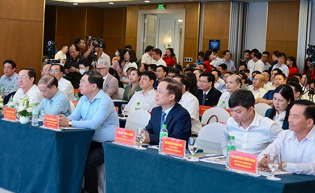 Dự diễn đàn có nhiều lãnh đạo các Bộ, ngành Trung ương, lãnh đạo các địa phương vùng đồng bằng sông Hồng, các tổ chức quốc tế... và đặc biệt là sự tham gia của khoảng 200 doanh nghiệp khởi nghiệp, thanh niên, sinh viên.