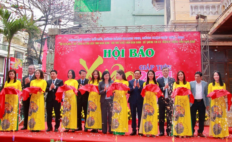 Các đại biểu cắt băng khai mạc Hội Báo Xuân Nam Định.
