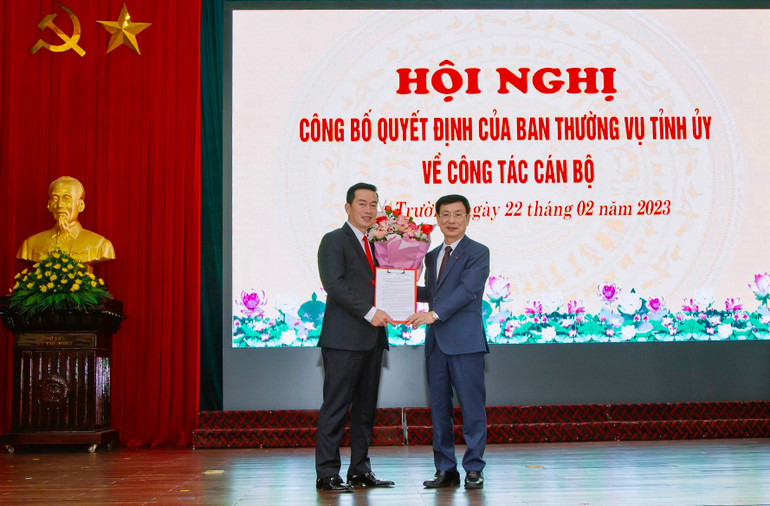 Đồng chí Phạm Đình Nghị, Chủ tịch Ủy ban nhân dân tỉnh Nam Định (bên phải) trao Quyết định điều động, bổ nhiệm đồng chí Trịnh Văn Hoàng làm Phó Bí thư Huyện ủy Xuân Trường, giới thiệu bầu giữ chức Chủ tịch Ủy ban nhân dân huyện nhiệm kỳ 2021-2026.