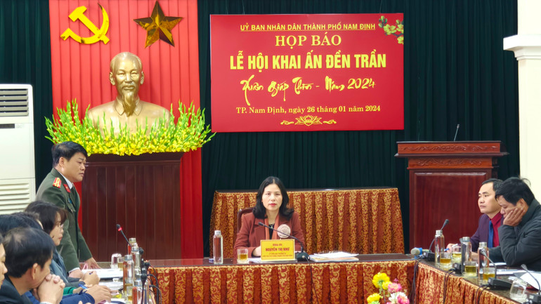 Đại diện Công an thành phố Nam Định thông tin về công tác bảo đảm an ninh trật tự tại lễ hội.