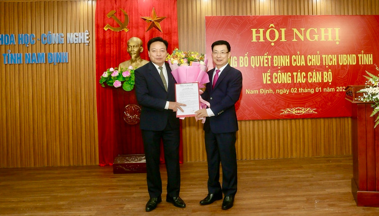 Chủ tịch Ủy ban nhân dân tỉnh Nam Định trao Quyết định bổ nhiệm đồng chí Đỗ Hải Điền giữ chức vụ Giám đốc Sở Khoa học và Công nghệ.