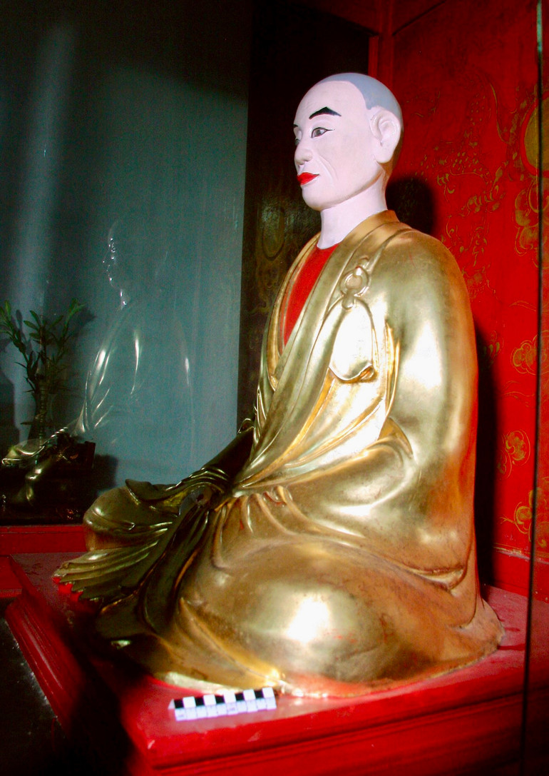 Tượng Đệ tam Tổ Huyền Quang trong bộ tượng Trúc Lâm Tam Tổ.
