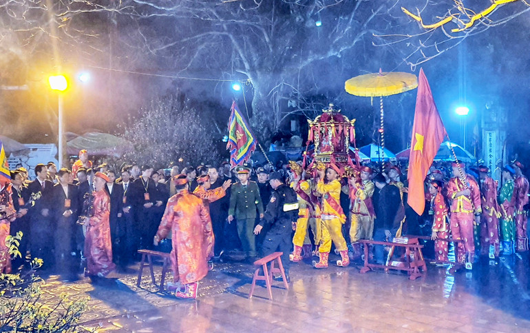 Nghi lễ rước kiệu ấn tại Lễ khai ấn đền Trần Nam Định.