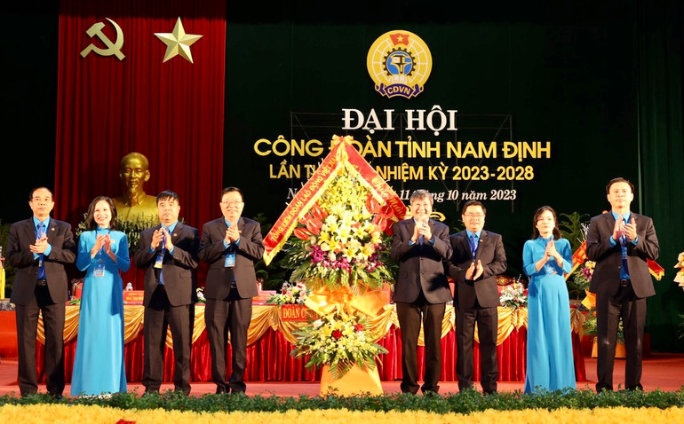 Đại diện Tổng Liên đoàn Lao động Việt Nam tặng lẵng hoa tươi thắm chúc mừng Đại hội.