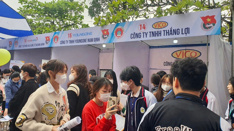 Ngày hội việc làm được tỉnh Nam Định tổ chức trong bối cảnh thời gian qua, có hàng nghìn lao động phải thôi việc, mất việc hoặc nghỉ giãn việc.