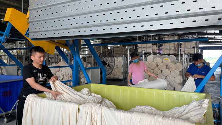 Sản xuất tại Công ty TNHH Công nghiệp Ramatex trong Khu công nghiệp Bảo Minh, huyện Vụ Bản (Nam Định).