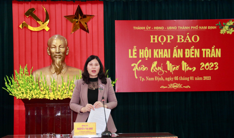 Đồng chí Nguyễn Thị Như, Phó Chủ tịch Thường trực ủy ban nhân dân thành phố Nam Định, Trưởng Ban Tổ chức Lễ hội khai ấn Đền Trần thông tin với báo chí.