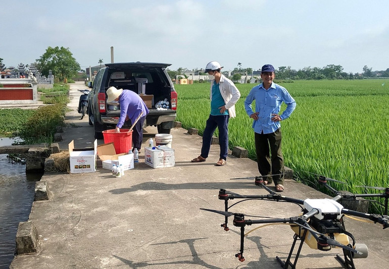 Phun thuốc trừ sâu bằng thiết bị bay điều khiển từ xa trên cánh đồng xã Trực Thanh, huyện Trực Ninh (Nam Định).