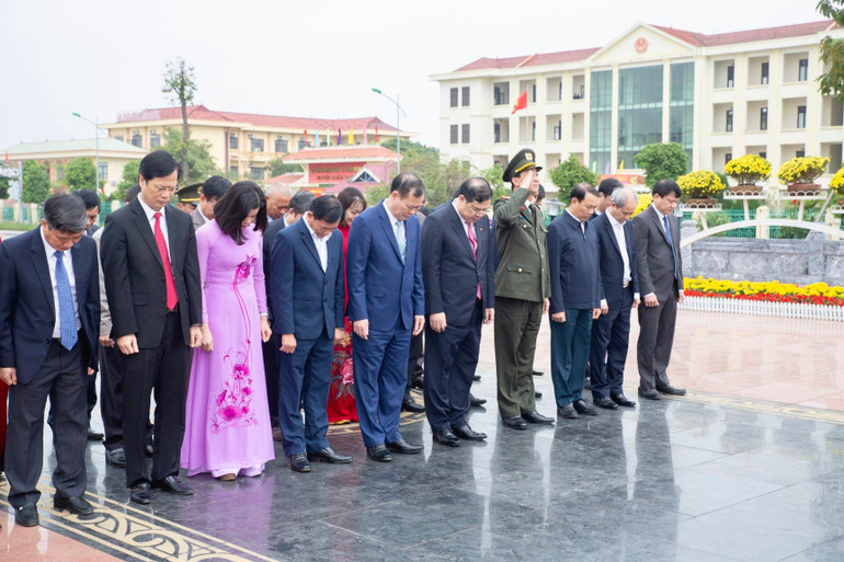Các đại biểu dâng hương kỷ niệm 116 năm Ngày sinh Tổng Bí thư Trường Chinh (9/2/1907-9/2/2023) tại Tượng đài Tổng Bí thư Trường Chinh, huyện Xuân Trường (Nam Định).