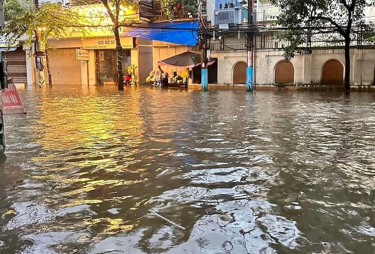 Phố Quang Trung mênh mông nước ngập.