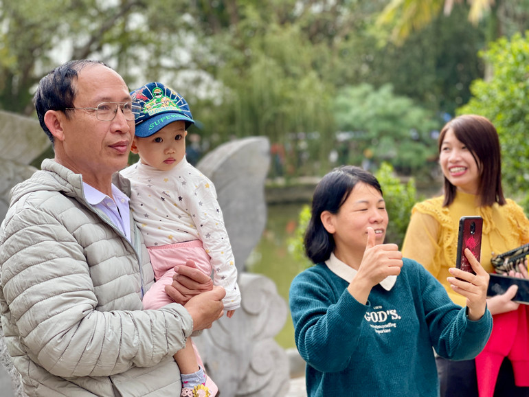 Từ người già đến trẻ nhỏ, ai cũng hòa vào không khí tràn ngập sắc xuân trong khuôn viên Đền Trần, nhất là sau những năm phải hạn chế việc đi lễ, du xuân do ảnh hưởng của dịch Covid-19.