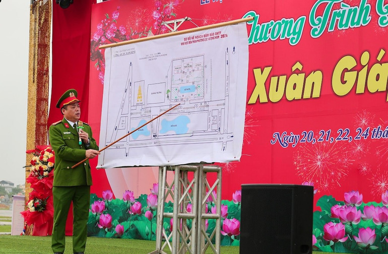 Thượng tá Nguyễn Nam Trung, Trưởng Công an thành phố Nam Định triển khai thực binh phương án bảo đảm an ninh, trật tự Lễ khai ấn Đền Trần.