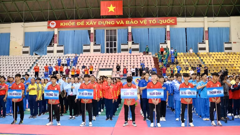 Giải năm nay quy tụ 450 huấn luyện viên, vận động viên của 36 đoàn từ các tỉnh, thành phố trên cả nước.