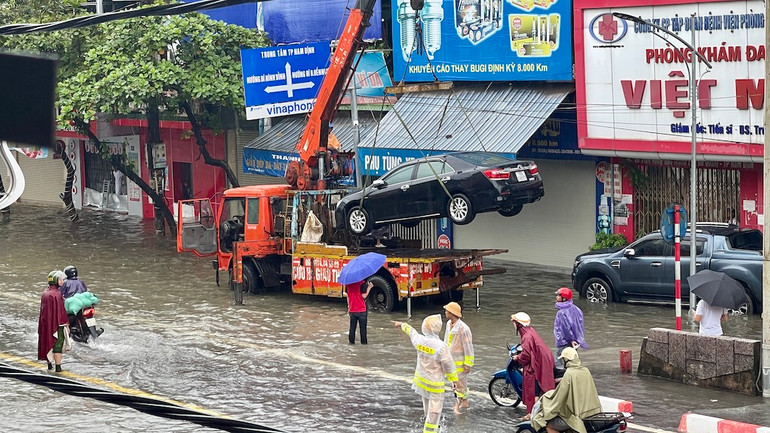 Từ 6 giờ sáng, hơn 40 cán bộ, chiến sĩ Đội Cảnh sát Giao thông-Trật tự Công an thành phố Nam Định đã được huy động làm nhiệm vụ tại các điểm ngập trên địa bàn.