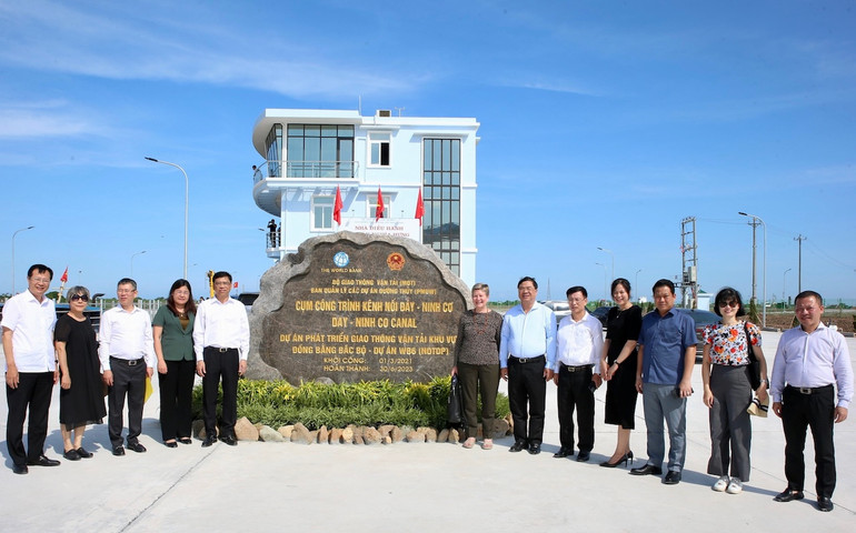 Các đại biểu dự Lễ công bố mở luồng đường thủy nội địa quốc gia Kênh Nghĩa Hưng.