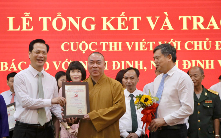 Cuộc thi viết với chủ đề “Bác Hồ với Nam Định, Nam Định với Bác Hồ” thu hút hơn 280 nghìn bài dự thi, là hoạt động hướng tới kỷ niệm 60 năm Ngày Bác Hồ về thăm Đảng bộ và nhân dân Nam Định (21/5/1963-21/5/2023).