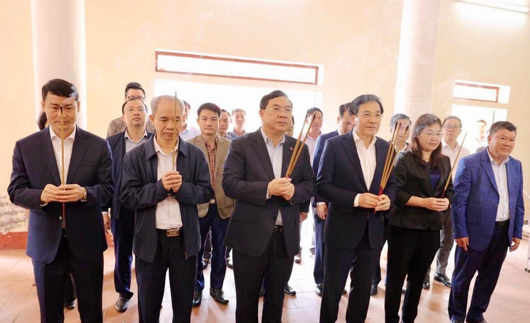 Đồng chí Trần Văn Sơn và lãnh đạo tỉnh Nam Định dâng hương tưởng nhớ Anh hùng Liệt sĩ Vũ Văn Hiếu tại Nhà lưu niệm đồng chí Vũ Văn Hiếu ở xã Hải Anh, huyện Hải Hậu.