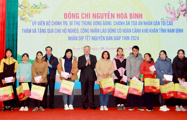 Đồng chí Nguyễn Hòa Bình và lãnh đạo Tổng Liên đoàn Lao động Việt Nam tặng quà Tết cho công nhân có hoàn cảnh khó khăn tại Khu công nghiệp Bảo Minh, huyện Vụ Bản (Nam Định).