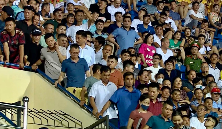 Nhiều người hâm mộ rời sân vì thất vọng với màn trình diễn của Thép Xanh Nam Định khi trận đấu vẫn còn khoảng 30 phút.