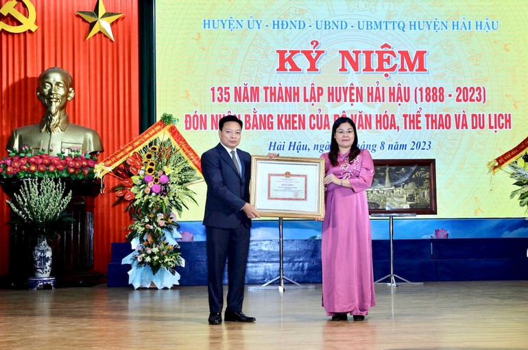 Thừa ủy quyền, đồng chí Hà Lan Anh, Phó Chủ tịch Ủy ban nhân dân tỉnh Nam Định tặng Bằng khen của Bộ Văn hóa, Thể thao và Du lịch cho cán bộ và nhân dân huyện Hải Hậu.
