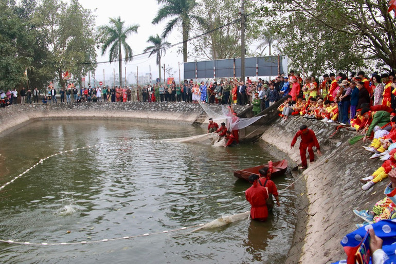 Đoàn lễ sẽ chọn những con cá đẹp nhất, khỏe nhất để làm lễ rước nước, tế cá trước khi phóng sinh chúng ra sông Hồng.
