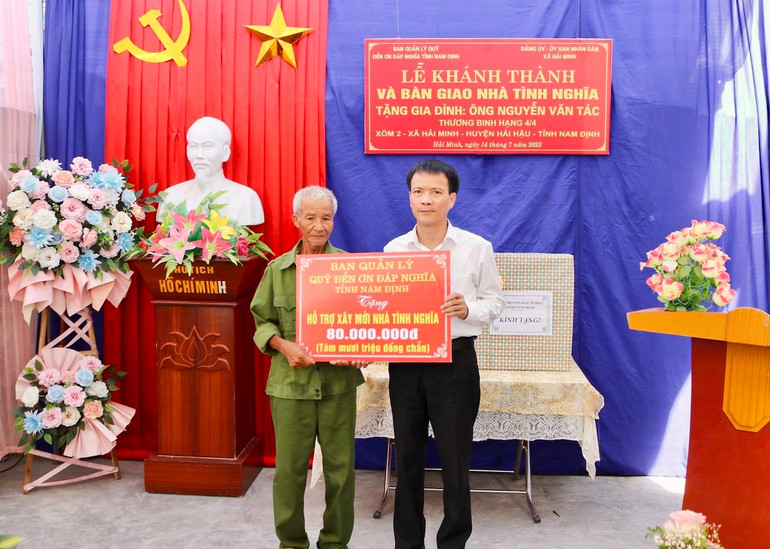 Lãnh đạo Sở Lao động-Thương binh và Xã hội tỉnh Nam Định đại diện Ban Quản lý Quỹ đền ơn đáp nghĩa trao tiền hỗ trợ xây nhà tình nghĩa cho ông Nguyễn Văn Tác, thương binh hạng 4/4 tại xóm 2, xã Hải Minh, huyện Hải Hậu. Lãnh đạo Sở Lao động-Thương binh và Xã hội tỉnh Nam Định đại diện Ban Quản lý Quỹ đền ơn đáp nghĩa trao tiền hỗ trợ xây nhà tình nghĩa cho ông Nguyễn Văn Tác, thương binh hạng 4/4 tại xóm 2, xã Hải Minh, huyện Hải Hậu.