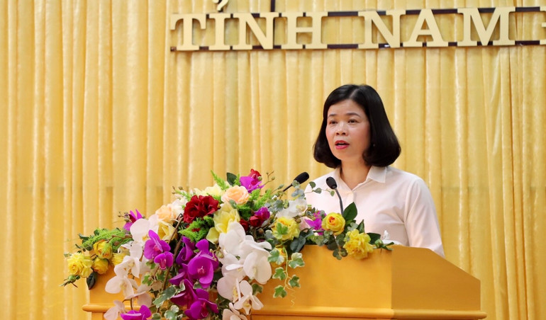 Đồng chí Phạm Thị Thu Hằng, Trưởng Ban Tuyên giáo Tỉnh ủy báo cáo kết quả công tác triển khai hưởng ứng Giải Búa liềm vàng lần thứ VII năm 2022 của tỉnh. Đồng chí Phạm Thị Thu Hằng, Trưởng Ban Tuyên giáo Tỉnh ủy báo cáo kết quả công tác triển khai hưởng ứng Giải Búa liềm vàng lần thứ VII năm 2022 của tỉnh.