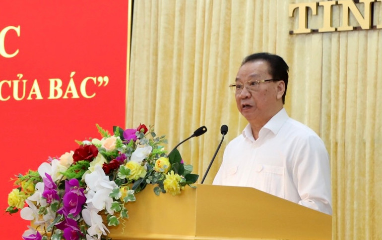 Giáo sư, Tiến sĩ, Nhà giáo ưu tú Phùng Hữu Phú trình bày tham luận "60 năm lời dạy của Bác Hồ tiếp tục soi sáng đường chúng ta đi" tại hội thảo. Giáo sư, Tiến sĩ, Nhà giáo ưu tú Phùng Hữu Phú trình bày tham luận "60 năm lời dạy của Bác Hồ tiếp tục soi sáng đường chúng ta đi" tại hội thảo.