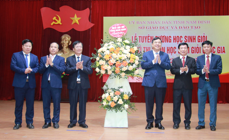 Các đồng chí lãnh đạo tỉnh tặng hoa chúc mừng Ban Giám đốc Sở Giáo dục và Đào tạo tỉnh Nam Định.