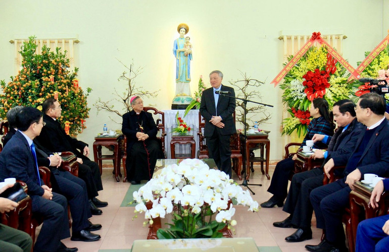 Đồng chí Nguyễn Hòa Bình thăm, chúc Tết Giám mục Tôma Vũ Đình Hiệu và các chức sắc, chức việc, bà con giáo dân Giáo phận Bùi Chu, xã Xuân Ngọc, huyện Xuân Trường (Nam Định).