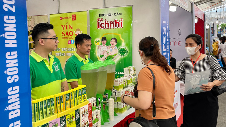 Tại sự kiện năm nay, có 89 gian hàng trưng bày, giới thiệu hơn 1.000 sản phẩm khoa học công nghệ và sản phẩm OCOP địa phương. Tại sự kiện năm nay, có 89 gian hàng trưng bày, giới thiệu hơn 1.000 sản phẩm khoa học công nghệ và sản phẩm OCOP địa phương.