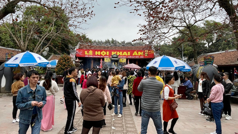 Từ ngày mùng 1 tháng Giêng năm Quý Mão, rất đông du khách đã đổ về Đền Trần để đi lễ đầu năm. Đối với người dân Nam Định, đây là một nét văn hóa, tâm linh không thể thiếu mỗi khi Tết đến, xuân về.