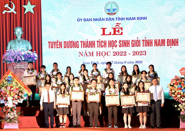 Lãnh đạo tỉnh Nam Định tặng Bằng khen cho các học sinh đạt giải Ba trong Kỳ thi chọn học sinh giỏi quốc gia Trung học phổ thông năm 2023.