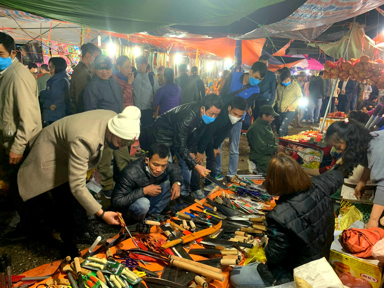 Càng về đêm, lượng người đổ về càng đông, ai cũng mong muốn mua được một món đồ may mắn trong chuyến du xuân đầu năm này.