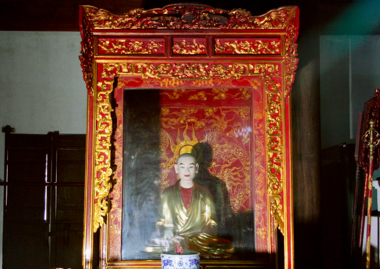 Tượng Đệ nhị Tổ Pháp Loa trong bộ tượng Trúc Lâm Tam Tổ.