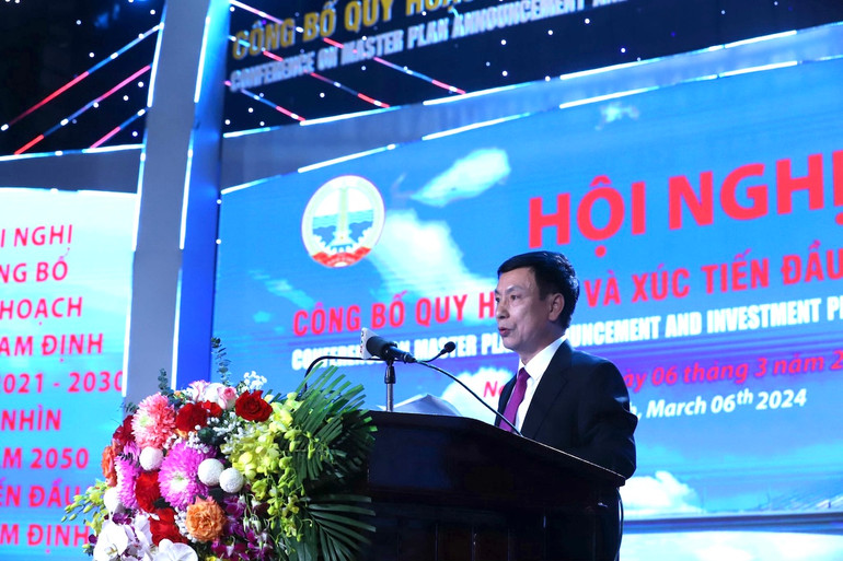 Đồng chí Phạm Đình Nghị, Chủ tịch Ủy ban nhân dân tỉnh Nam Định trình bày sơ lược Quy hoạch tỉnh Nam Định thời kỳ 2021-2030, tầm nhìn đến năm 2050 tại hội nghị.