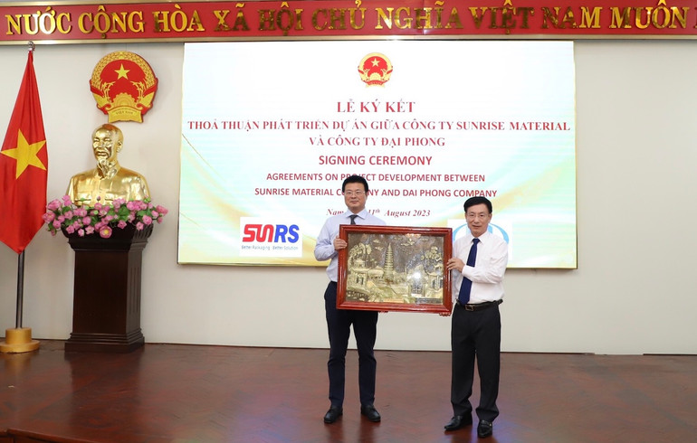 Lãnh đạo tỉnh Nam Định tặng quà lưu niệm cho đại diện Công ty Sunrise Material.