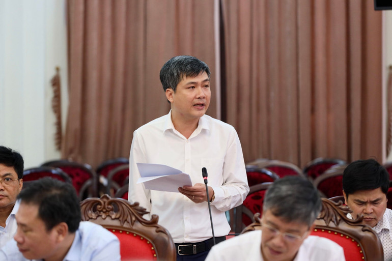 Đồng chí Phạm Duy Hưng, Chủ tịch Ủy ban nhân dân thành phố Nam Định phát biểu ý kiến tại hội nghị. Đồng chí Phạm Duy Hưng, Chủ tịch Ủy ban nhân dân thành phố Nam Định phát biểu ý kiến tại hội nghị.