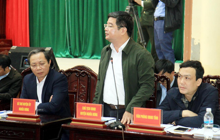 Chủ tịch Ủy ban nhân dân huyện Nghĩa Hưng Hoàng Trọng Nghĩa giải đáp một số kiến nghị của người dân.
